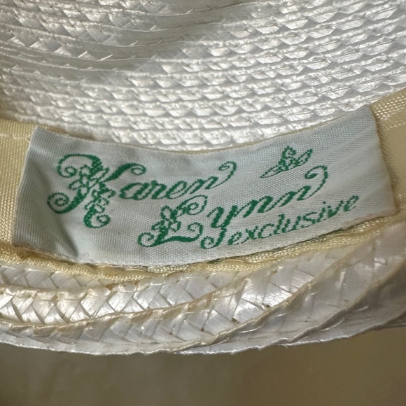 SOPHISTICATED 1970s' WHITE STRAW CAP WITH WHITE AND RED CURLY FEATHERS - Picture 11 of 11